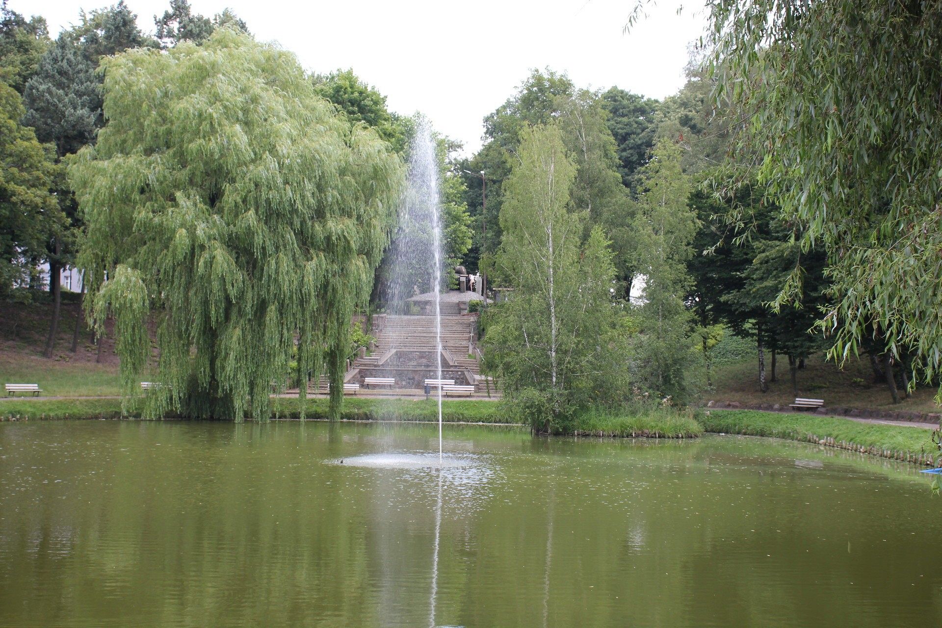 Staw w Parku Chrobrego zyskał fontannę