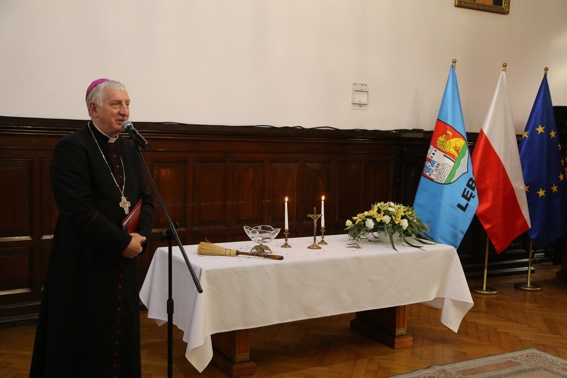 Biskup Ryszard Kasyna z kolędą w ratuszu