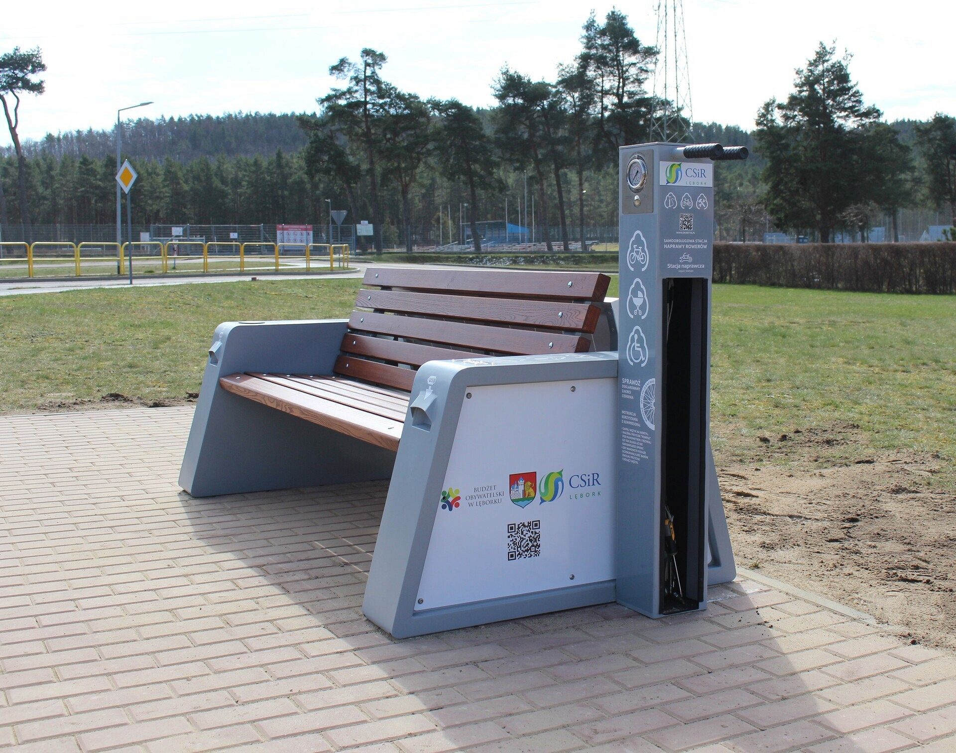 Solarna ławka i samoobsługowa stacja rowerowa
