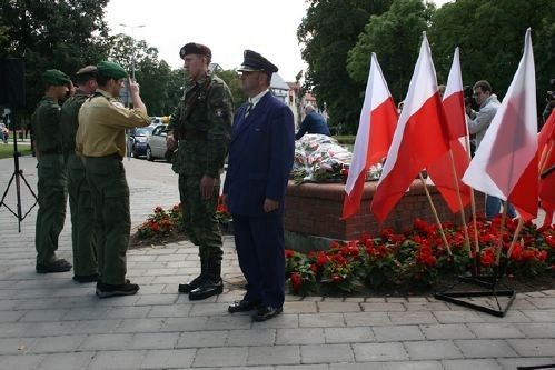 Kwiaty pod tablicą Pocztowców Gdańskich
