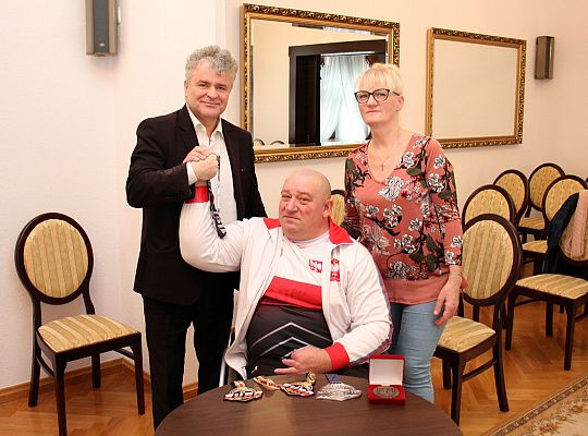 Dariusz Gabrynowicz z medalem Burmistrza Lęborka 46137