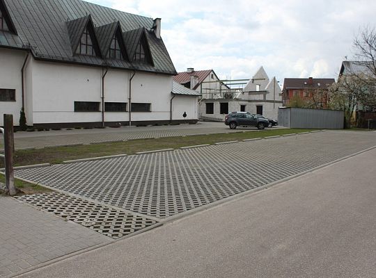 Nowe parkingi i chodnik przy kościele pw. 14631