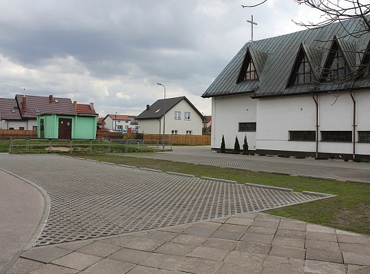 Nowe parkingi i chodnik przy kościele pw. 14627