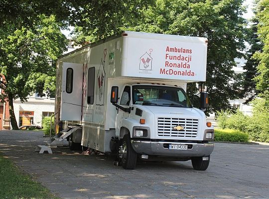 Ambulans Fundacji Ronalda McDonalda na placu 14763
