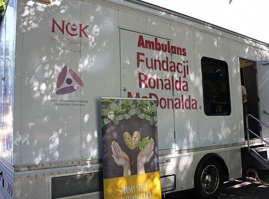 Ambulans Fundacji Ronalda McDonalda na placu 14766