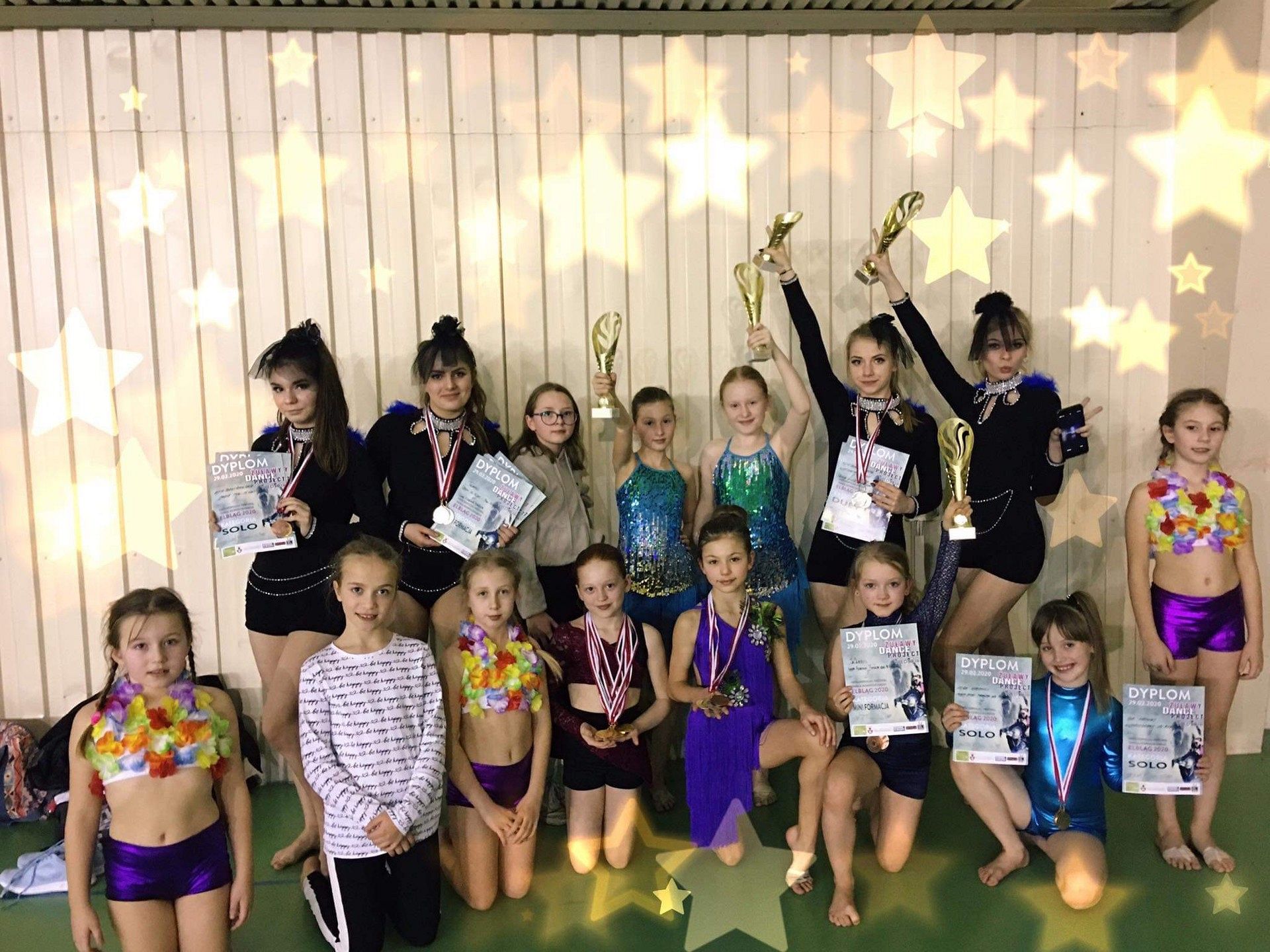 Medale i puchary dla tancerek z SP 8