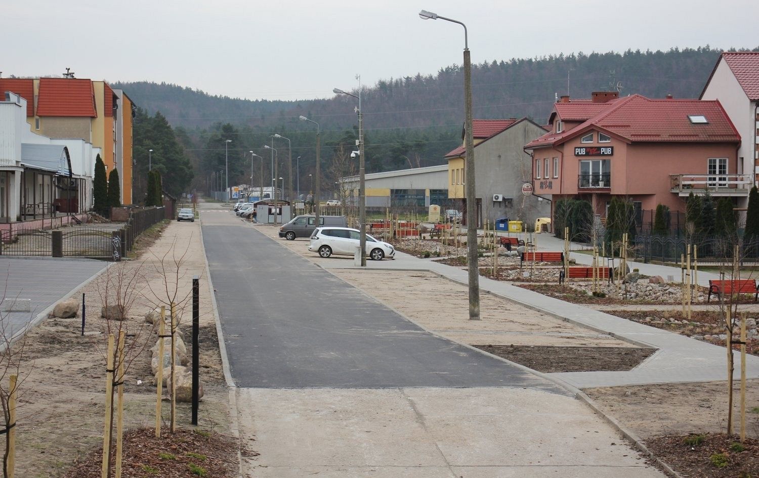 Nowy asfalt i 50 miejsc parkingowych przy