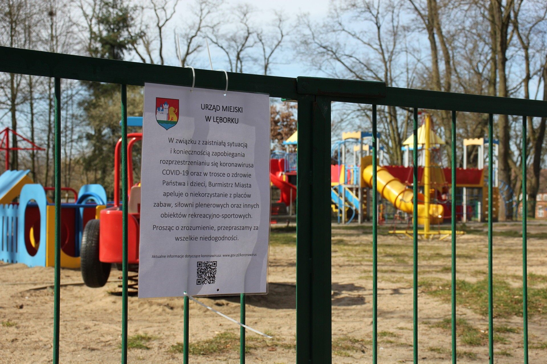 Place zabaw, siłownie, boiska nieczynne!