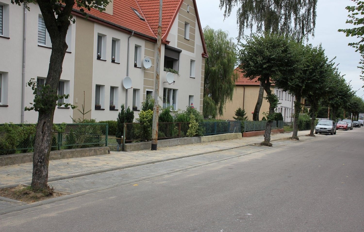 Nowy chodnik i zatoki postojowe przy Stryjewskiego