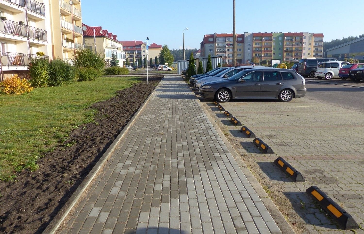 Nowy chodnik i miejsca postojowe przy Łasaka