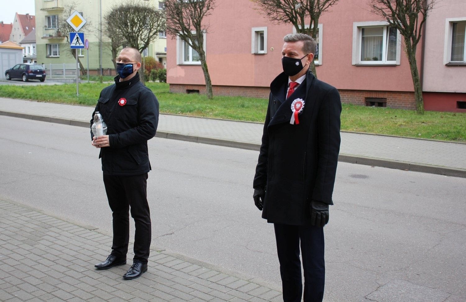 Święto Niepodległości. Znicze pod tablicą Polskiej