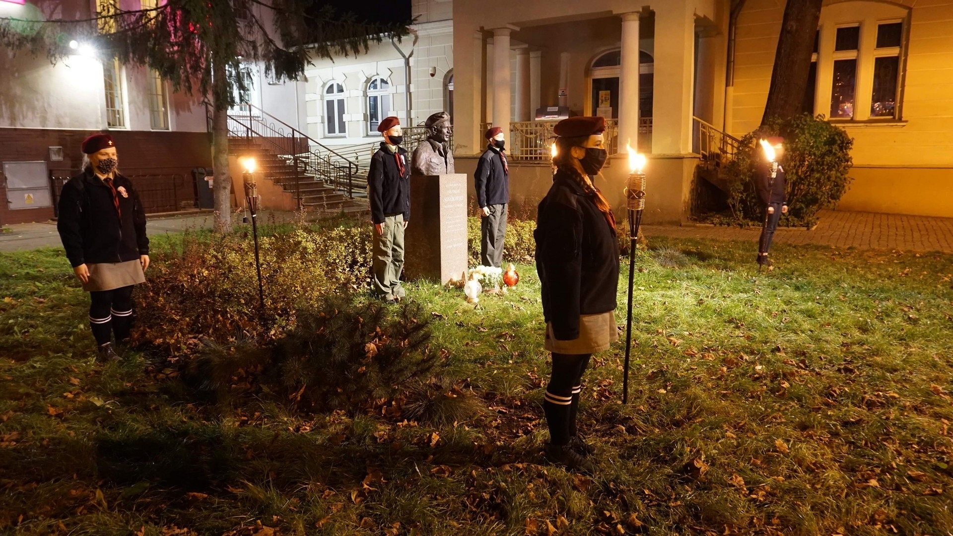 Capstrzyk Niepodległość pod pomnikiem gen.