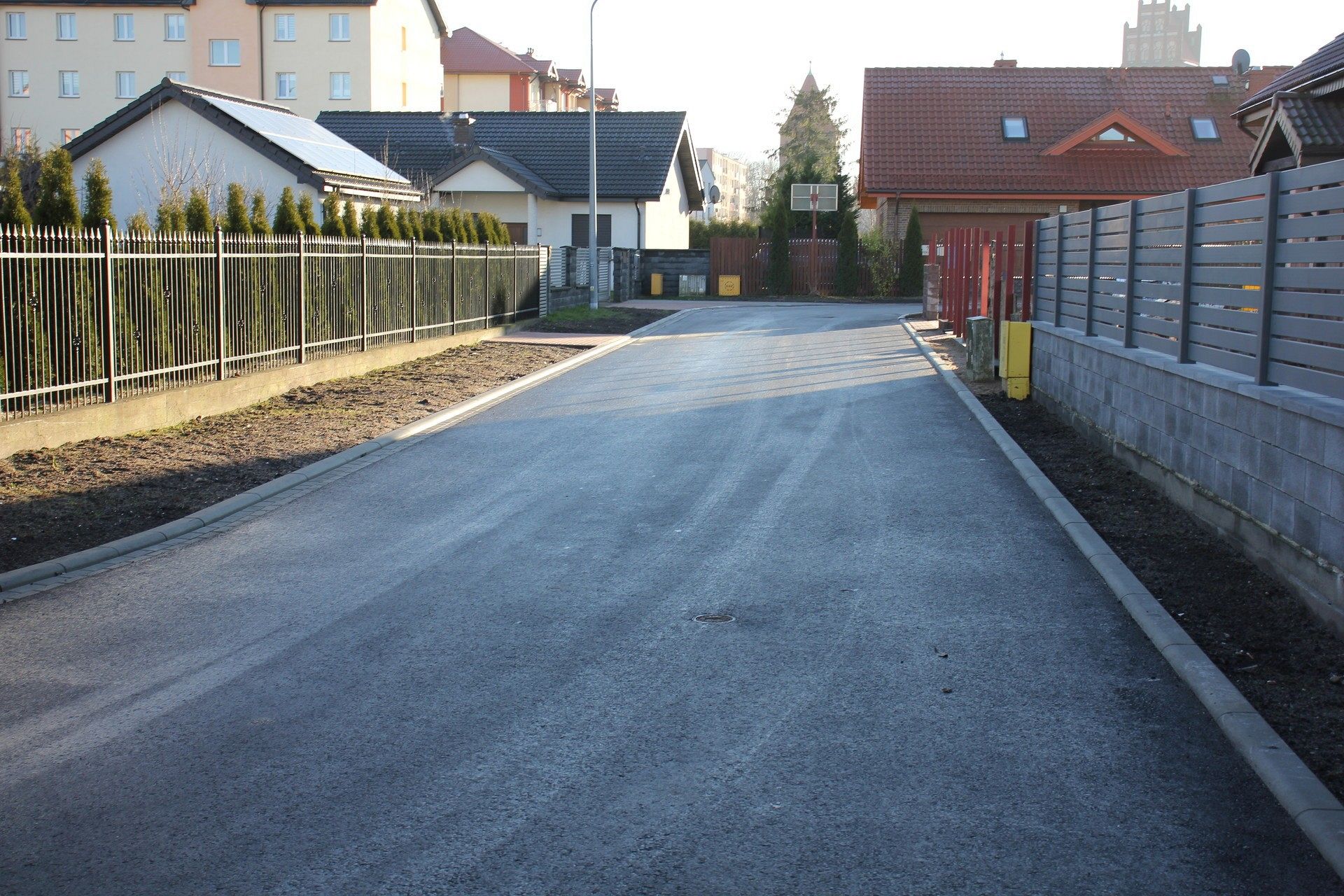 Ulica Witkacego z nowym asfaltem