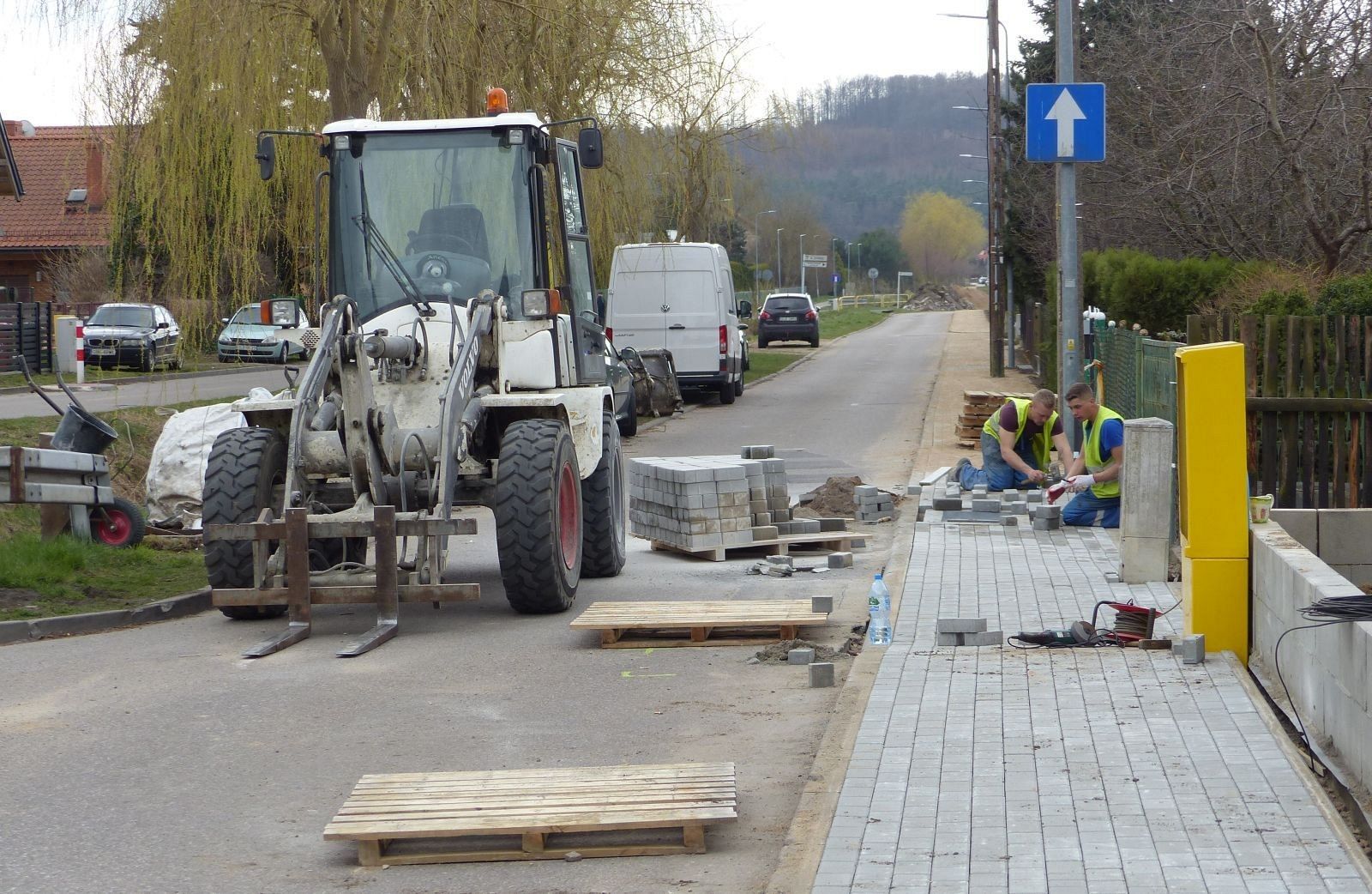 Nowy chodnik na Harcerzy coraz bliżej