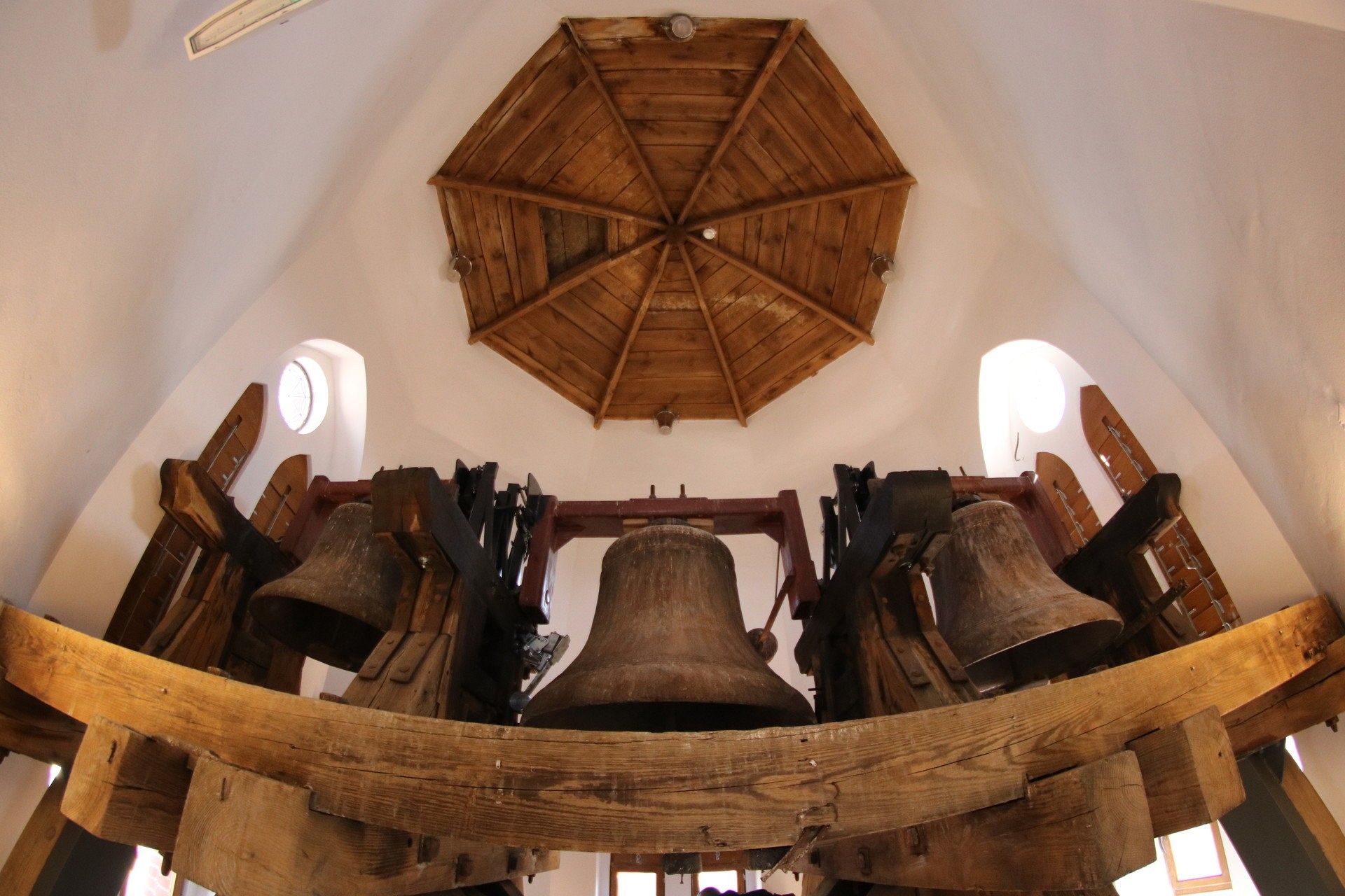 Wieża zabytkowego kościoła NMP Królowej Polski