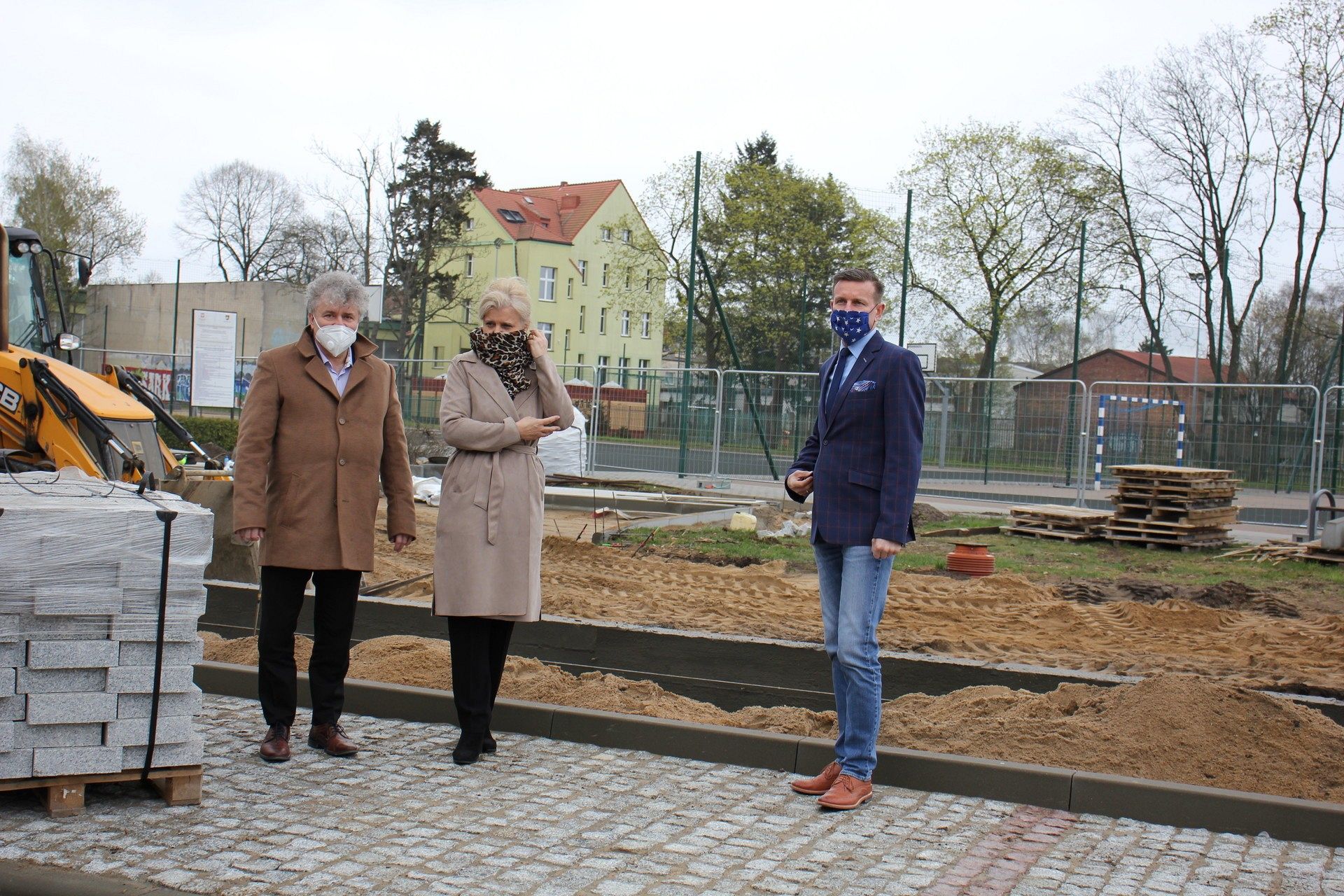 Przy SP1 powstaje parking i efektowny dziedziniec
