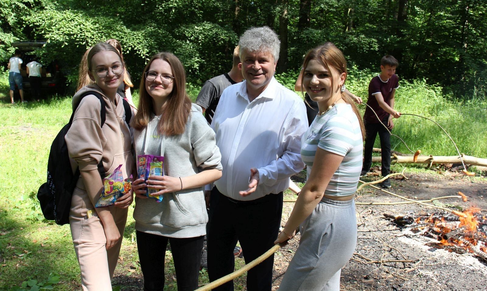 230 uczniów sprzątało las w okolicach stadionu