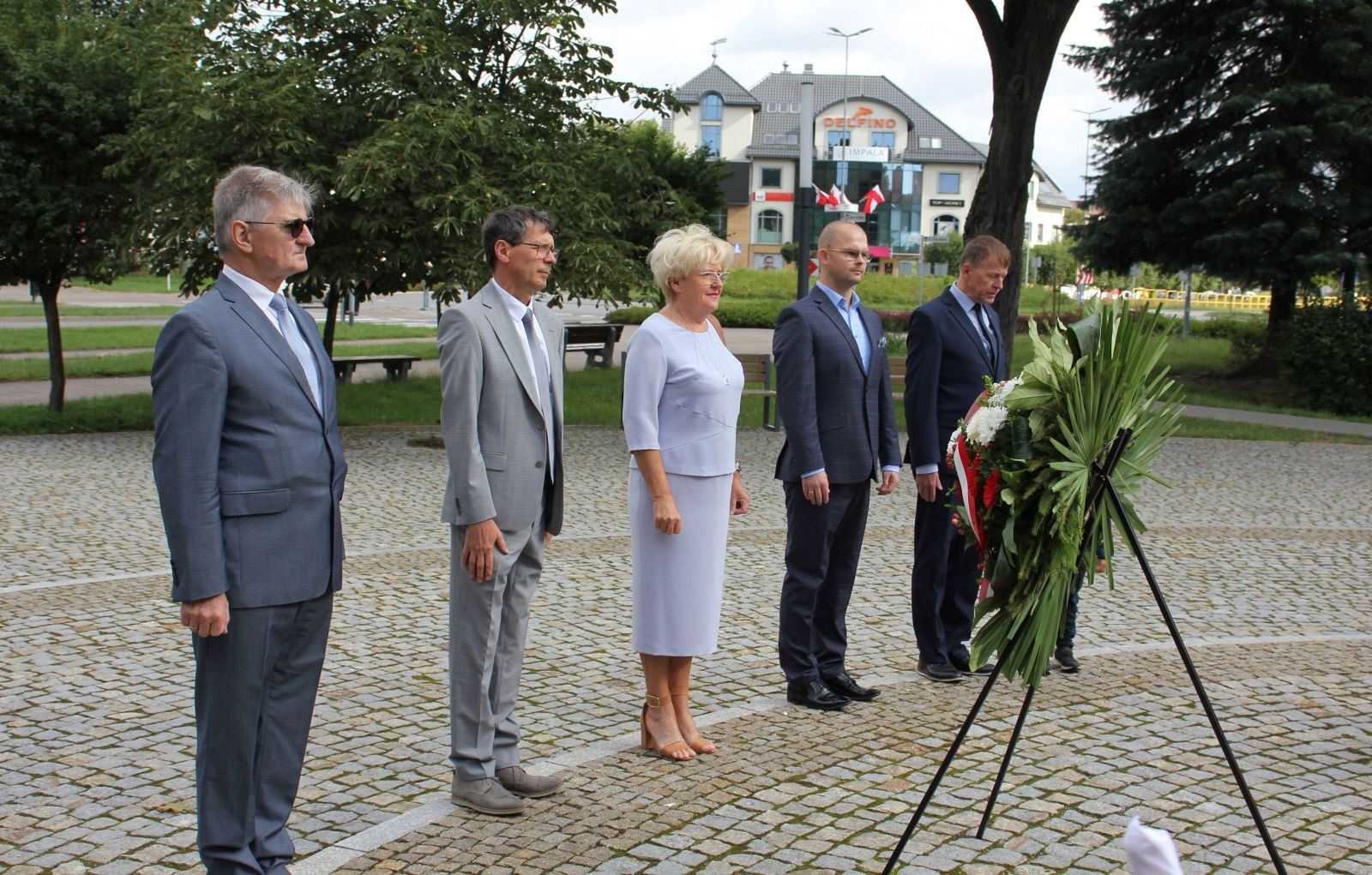 Kwiaty i znicze w Święto Wojska Polskiego