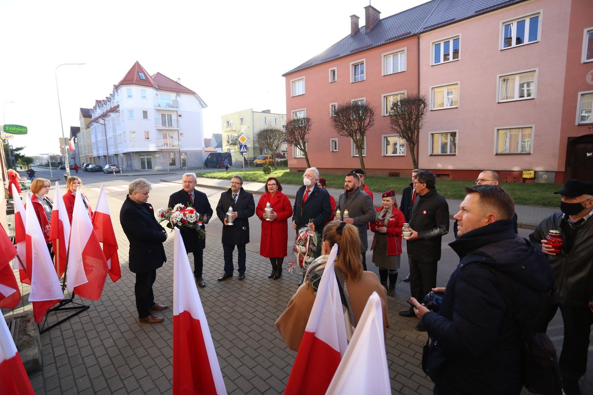 Znicze pod tablicą Polskiej Rady Ludowej i