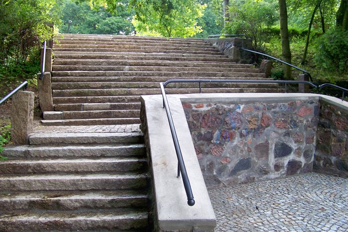 Schody nad stawem w parku Chrobrego jak nowe 