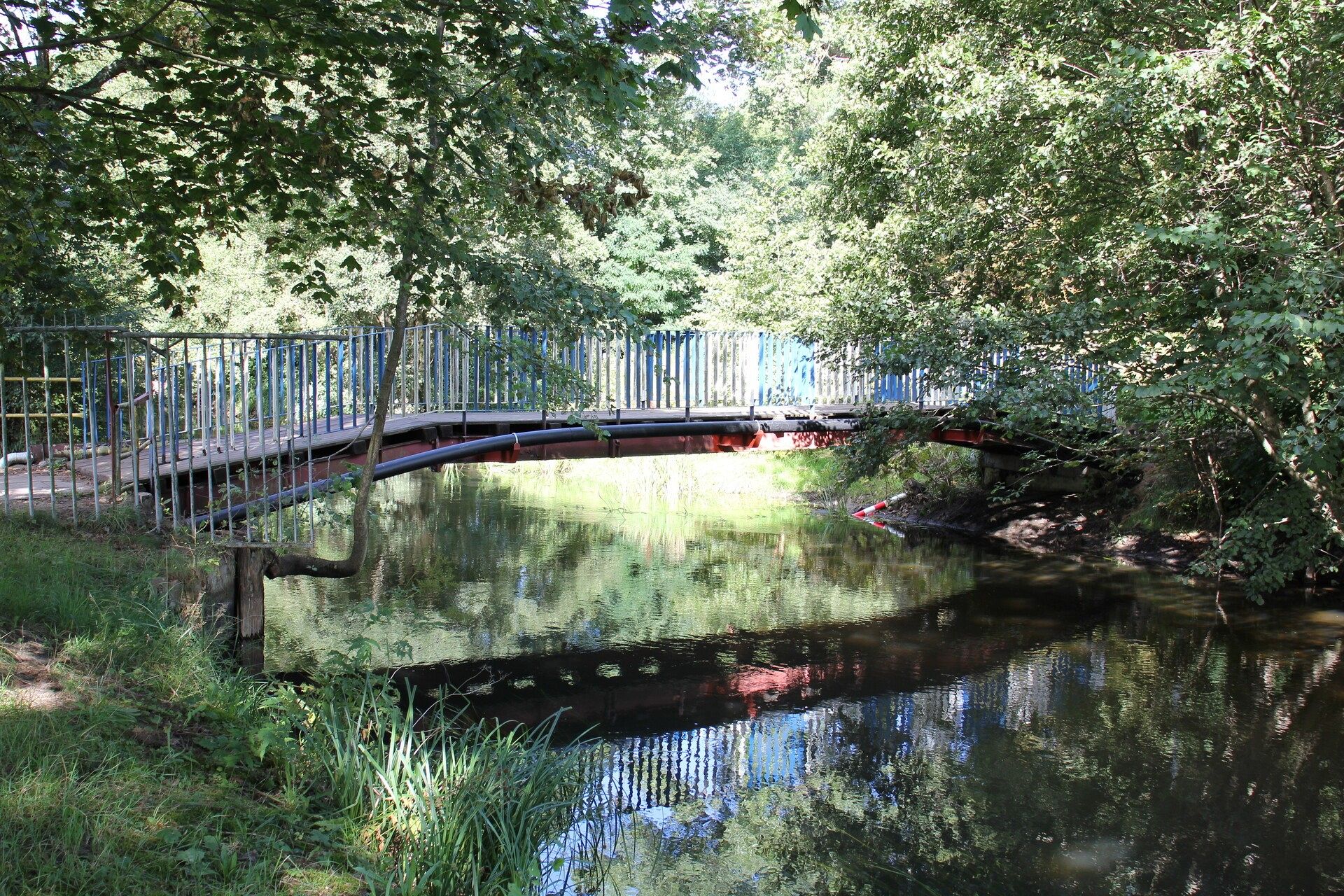 Kładka nad rzeką łebą przyjazna dla kajakarzy