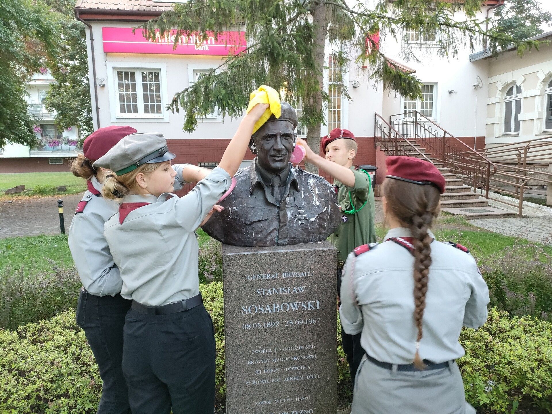 Harcerze dbają o pomnik gen. Stanisława