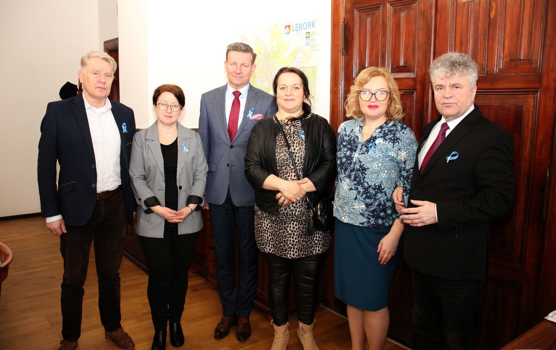 Niebieska wstążka na znak solidarności z osobami z