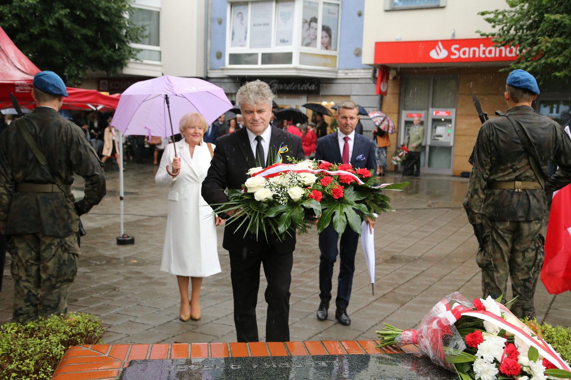 W hołdzie bohaterom i ofiarom wojny