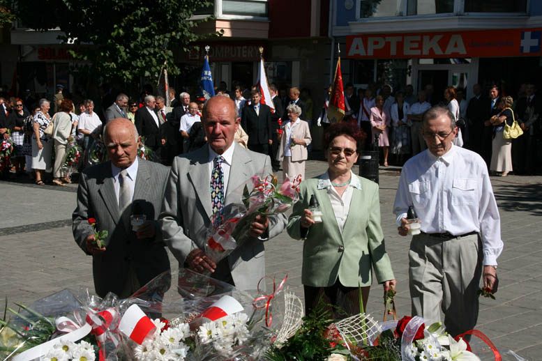 Kwiaty i znicze pamięci w rocznicę wybuchu II