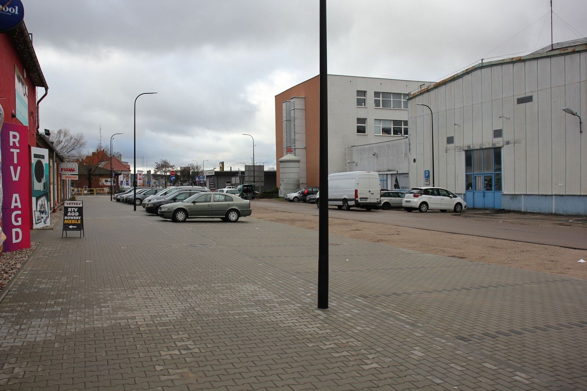 Ulica Zwarowska zyskała parking. Wkrótce II etap