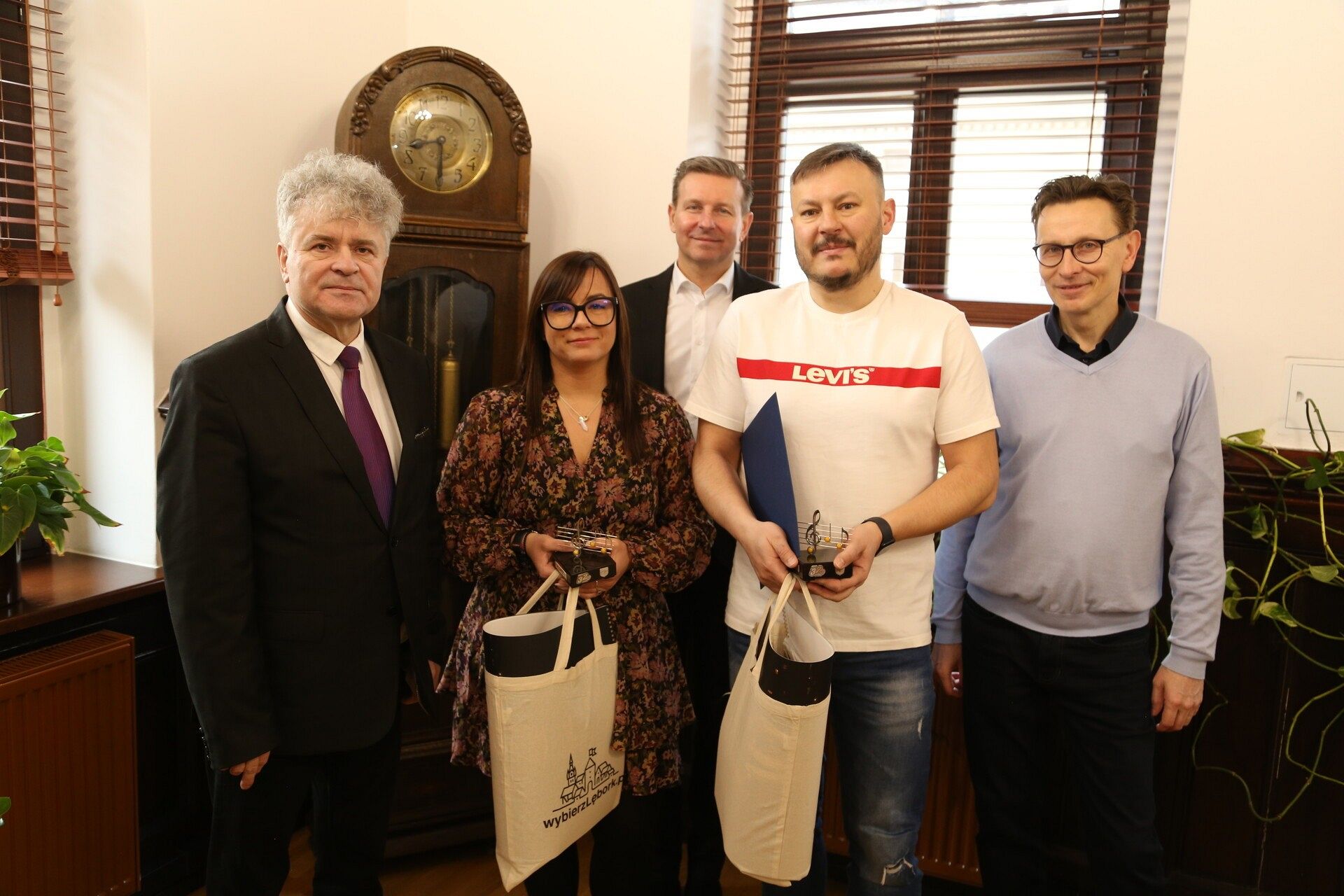 Burmistrz przekazał statuetkę „Orkiestrowe nutki”