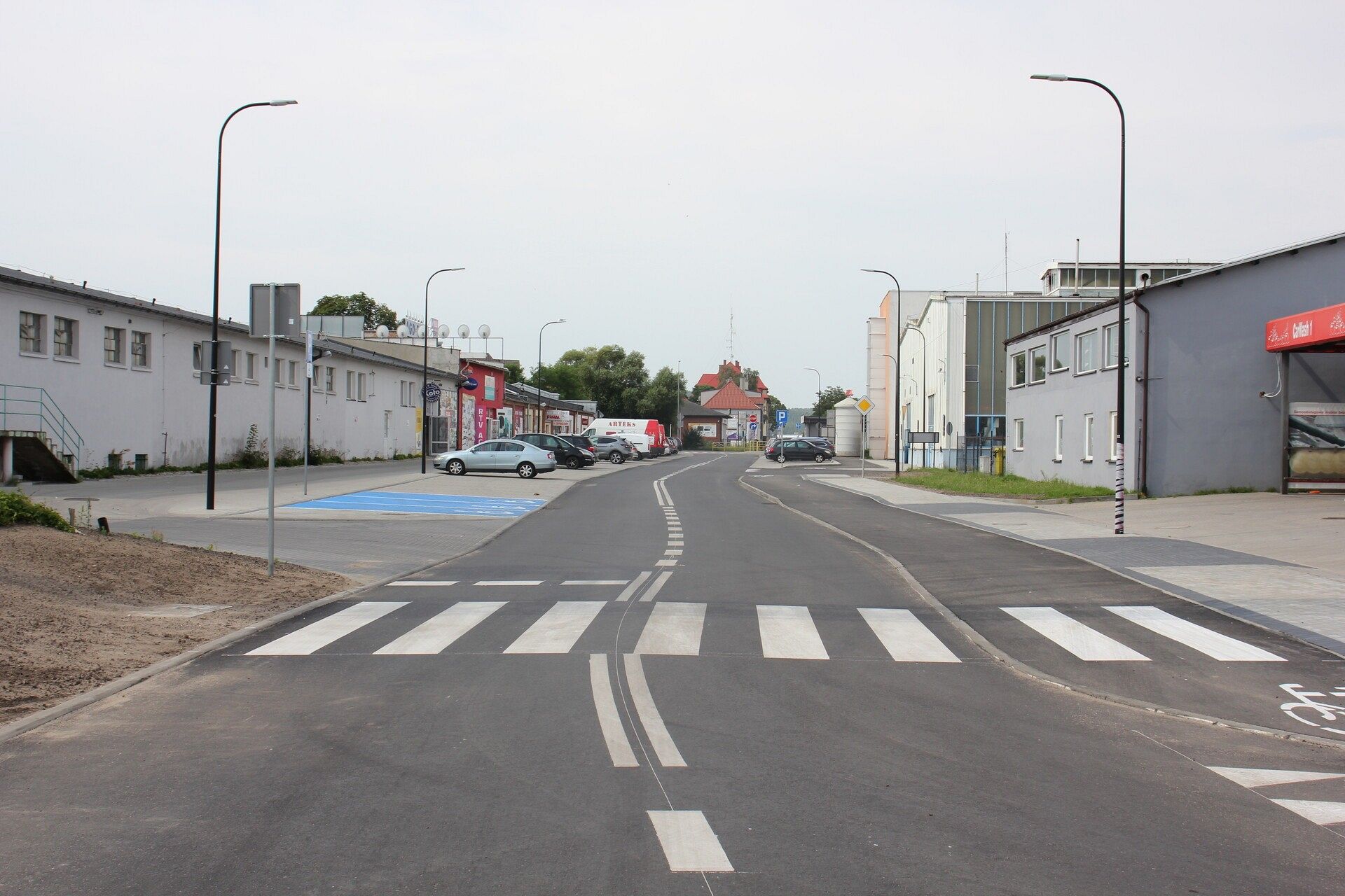 Nowa ulica, parkingi i droga rowerowa na ulicy