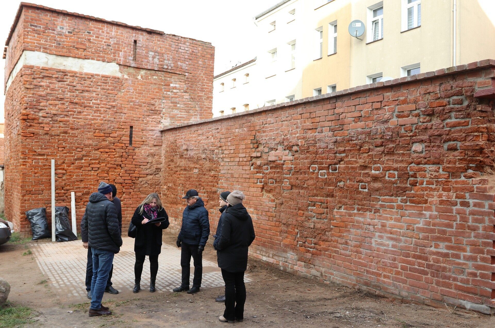 Fragment zabytkowych murów już po remoncie i