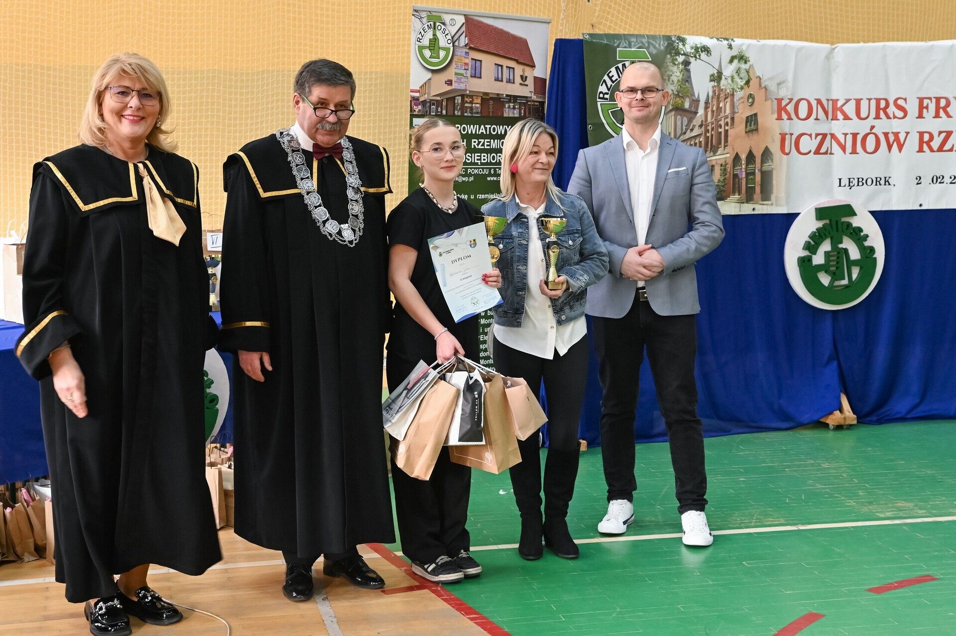 Uczniowie fryzjerskiego rzemiosła zaprezentowali
