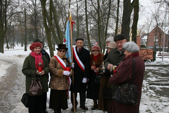 Znicze i kwiaty dla Sybiraków, którzy nie