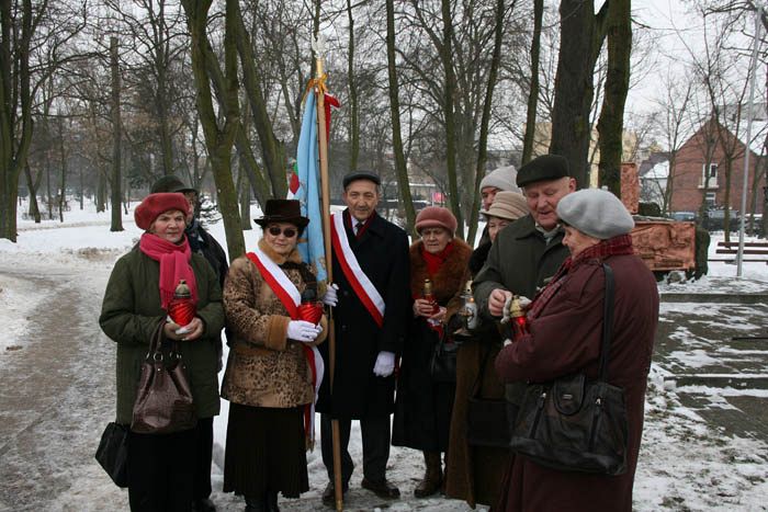 Znicze i kwiaty dla Sybiraków, którzy nie