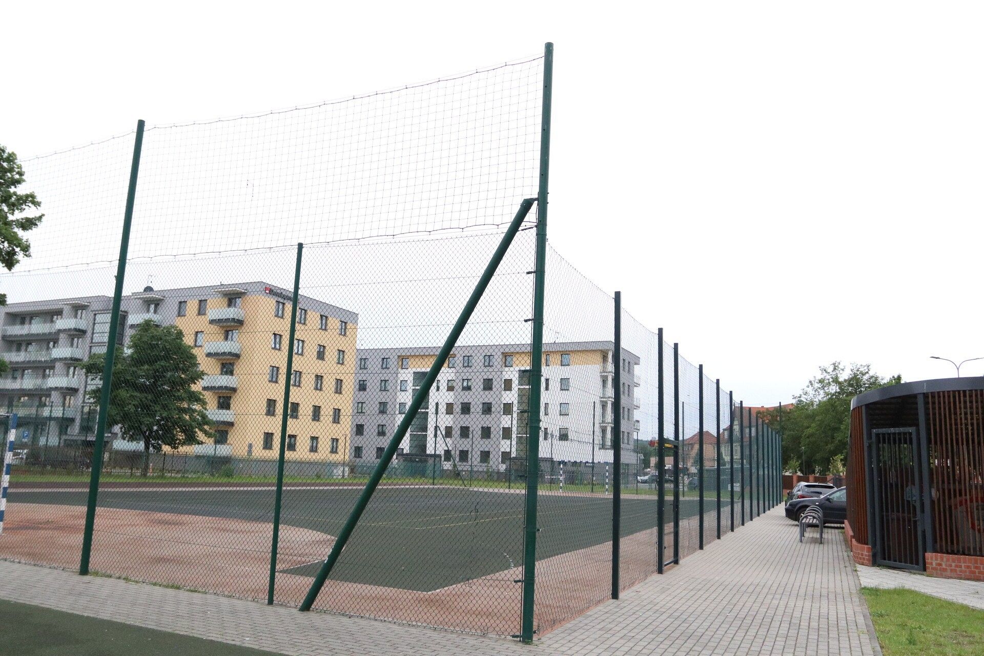 Bezpieczniej na boisku – nowy piłkochwyt przy SP