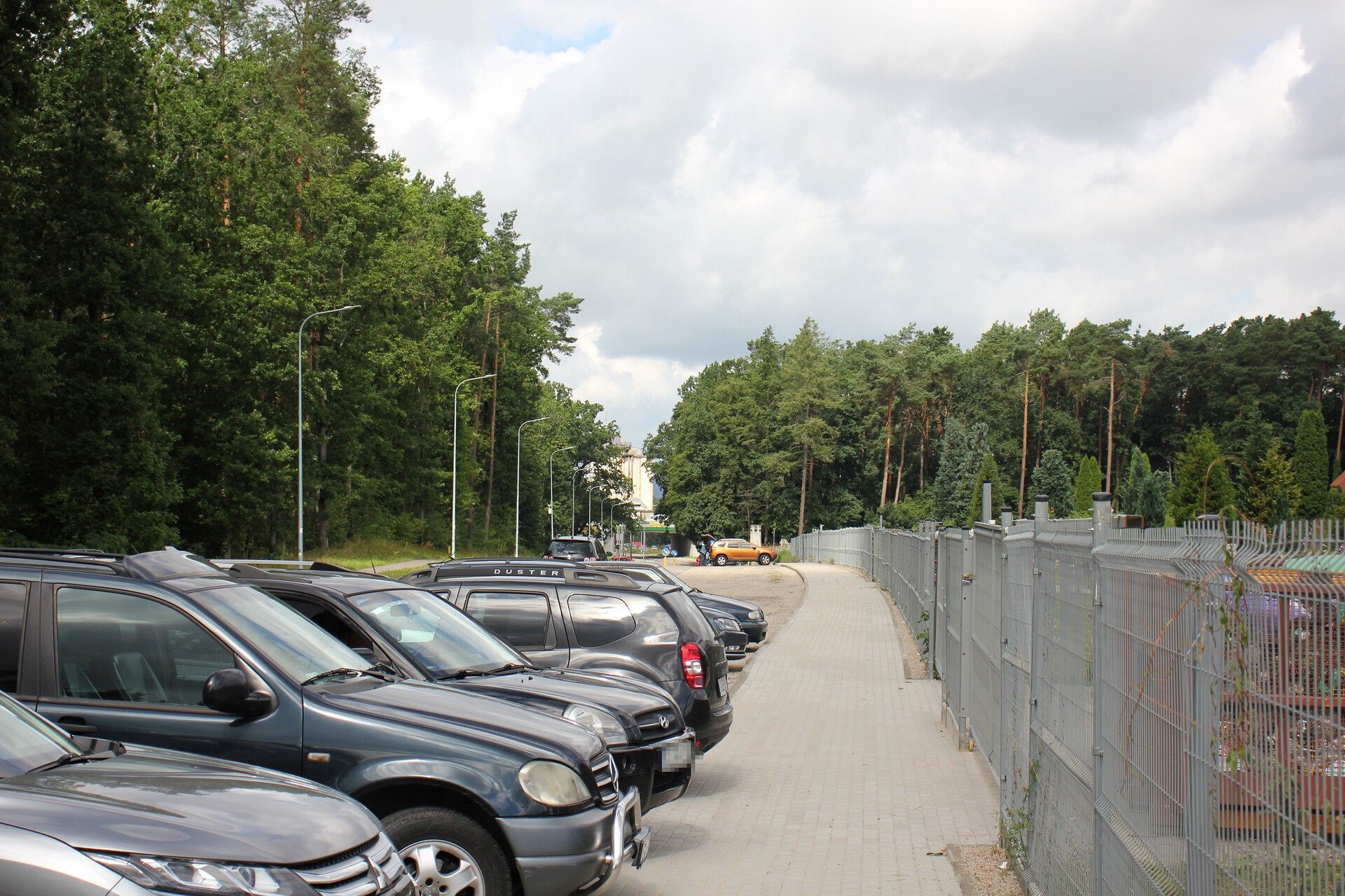 Nowy chodnik przy Cmentarzu Parafialnym już