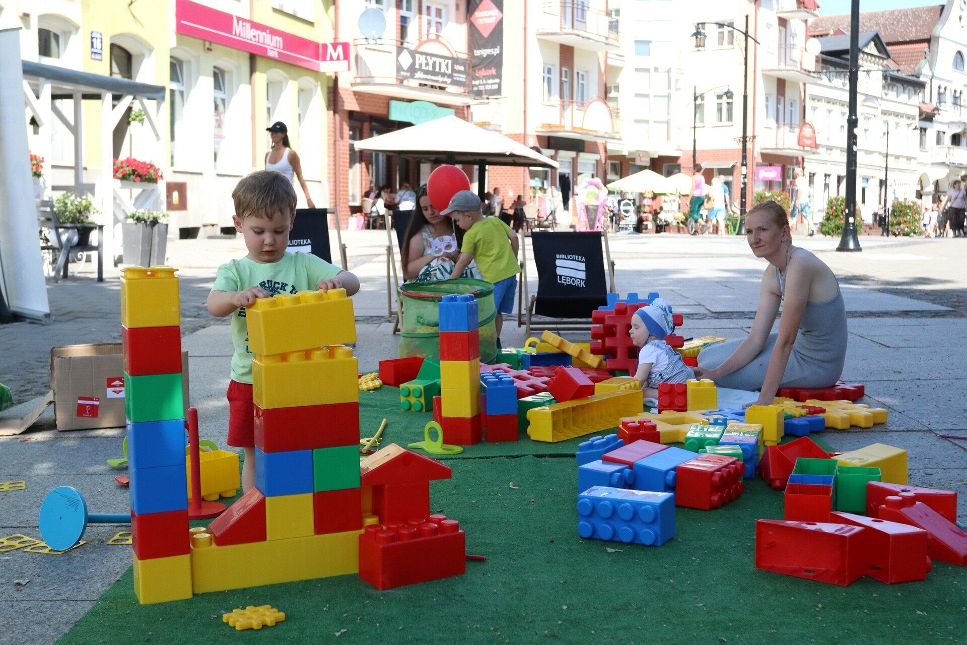 Bajkowa czytelnia pod chmurką