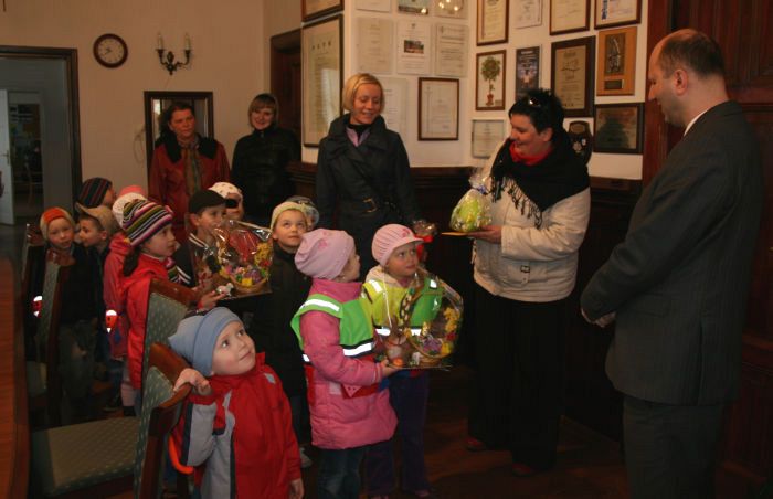 Przedszkolaki i czekoladowe zajączki w ratuszu