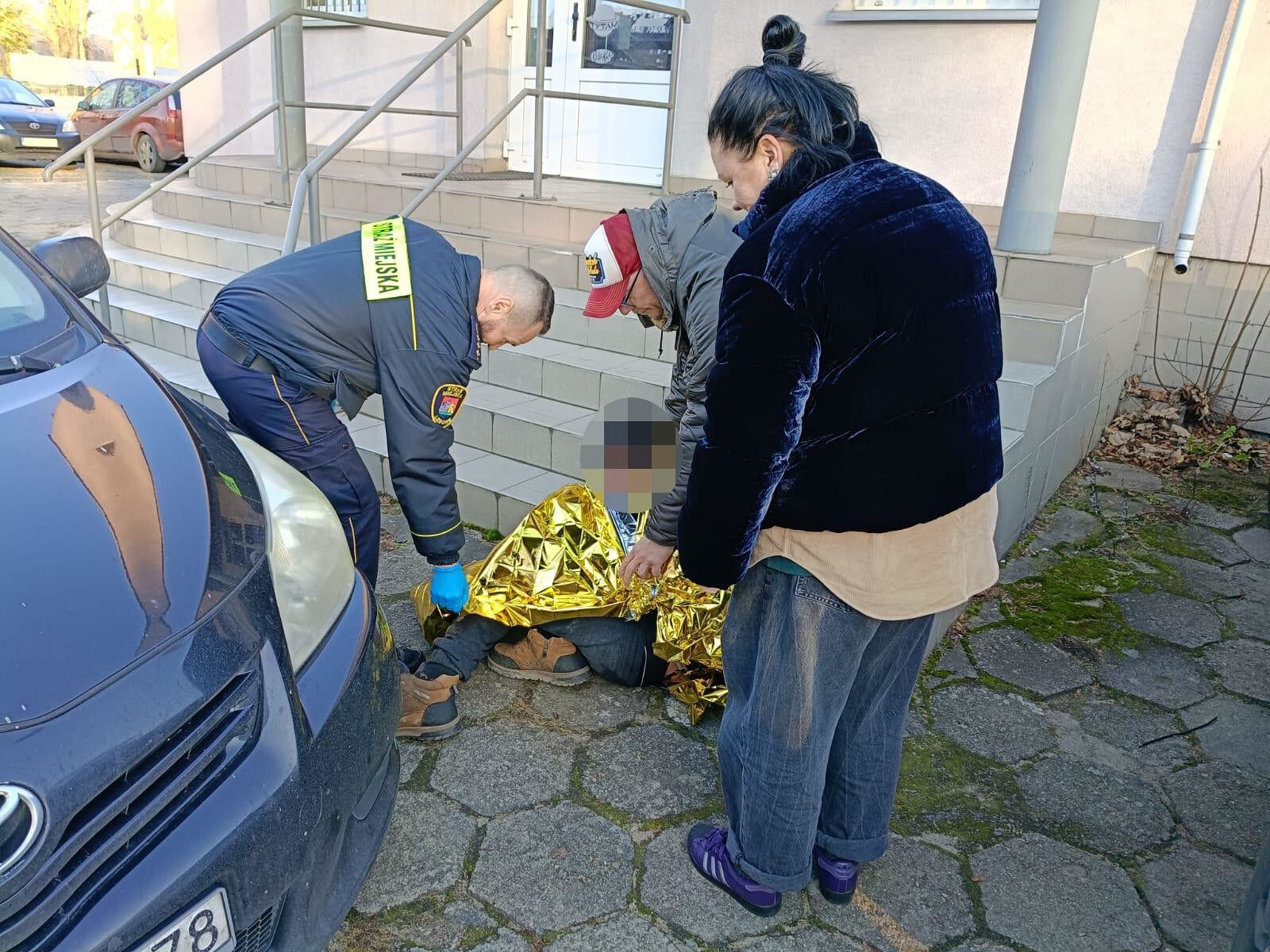 Apel służb miejskich o zwracanie uwagi na osoby