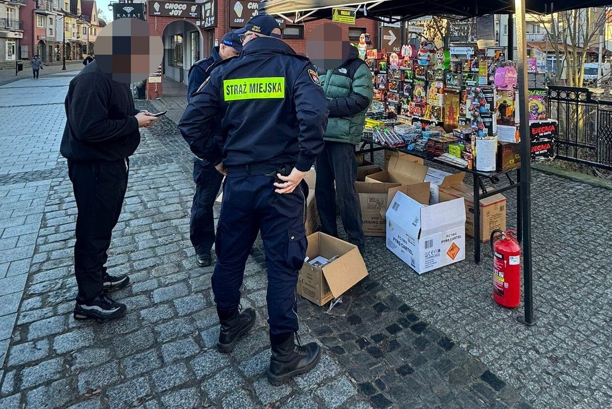 Strażnicy miejscy i policjanci kontrolują punkty