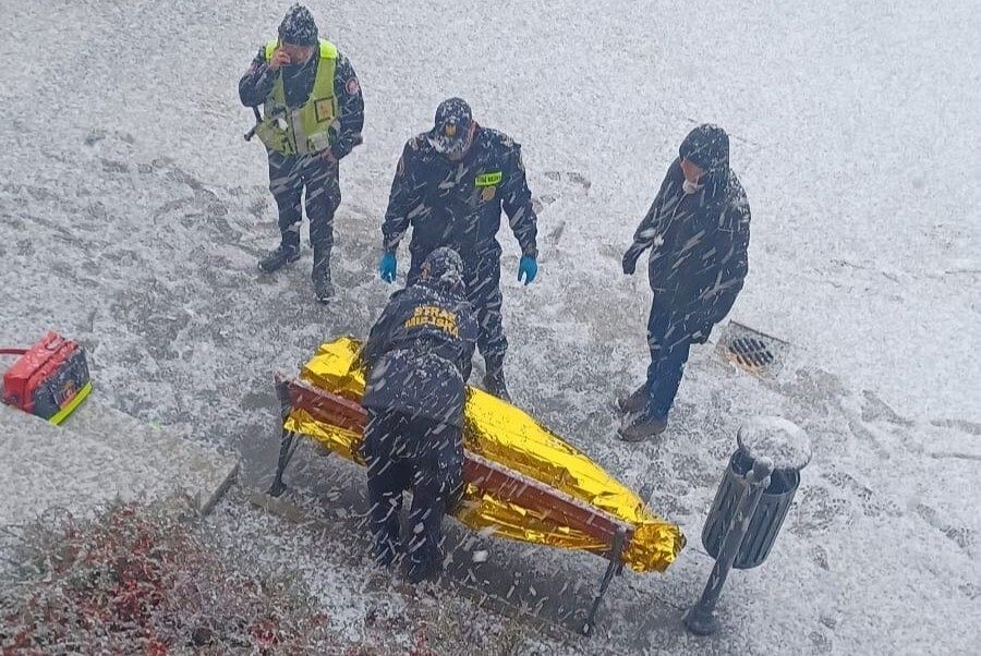 Strażnicy miejscy pomogli zziębniętemu mężczyźnie