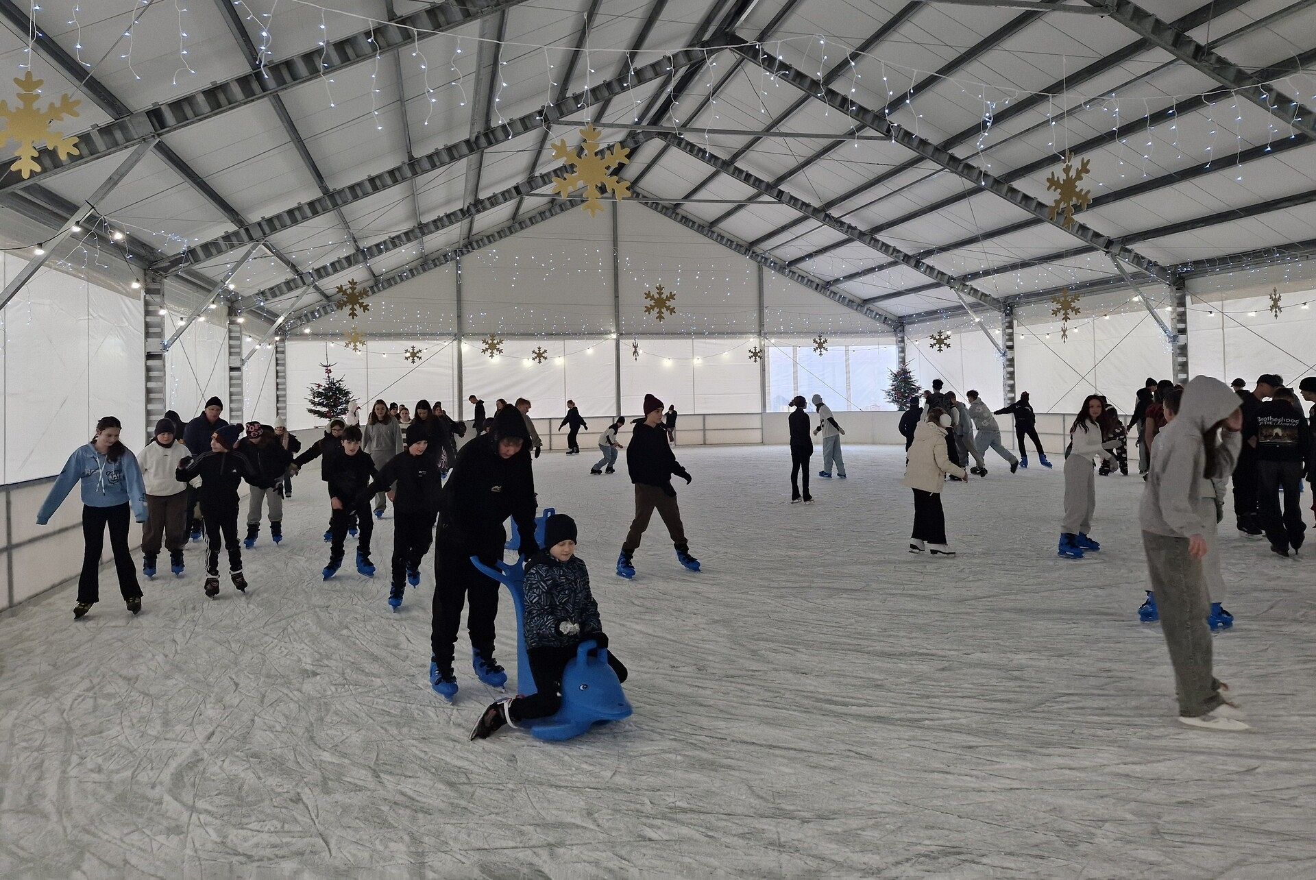 Ferie zimowe na lodzie – kryte lodowisko czynne