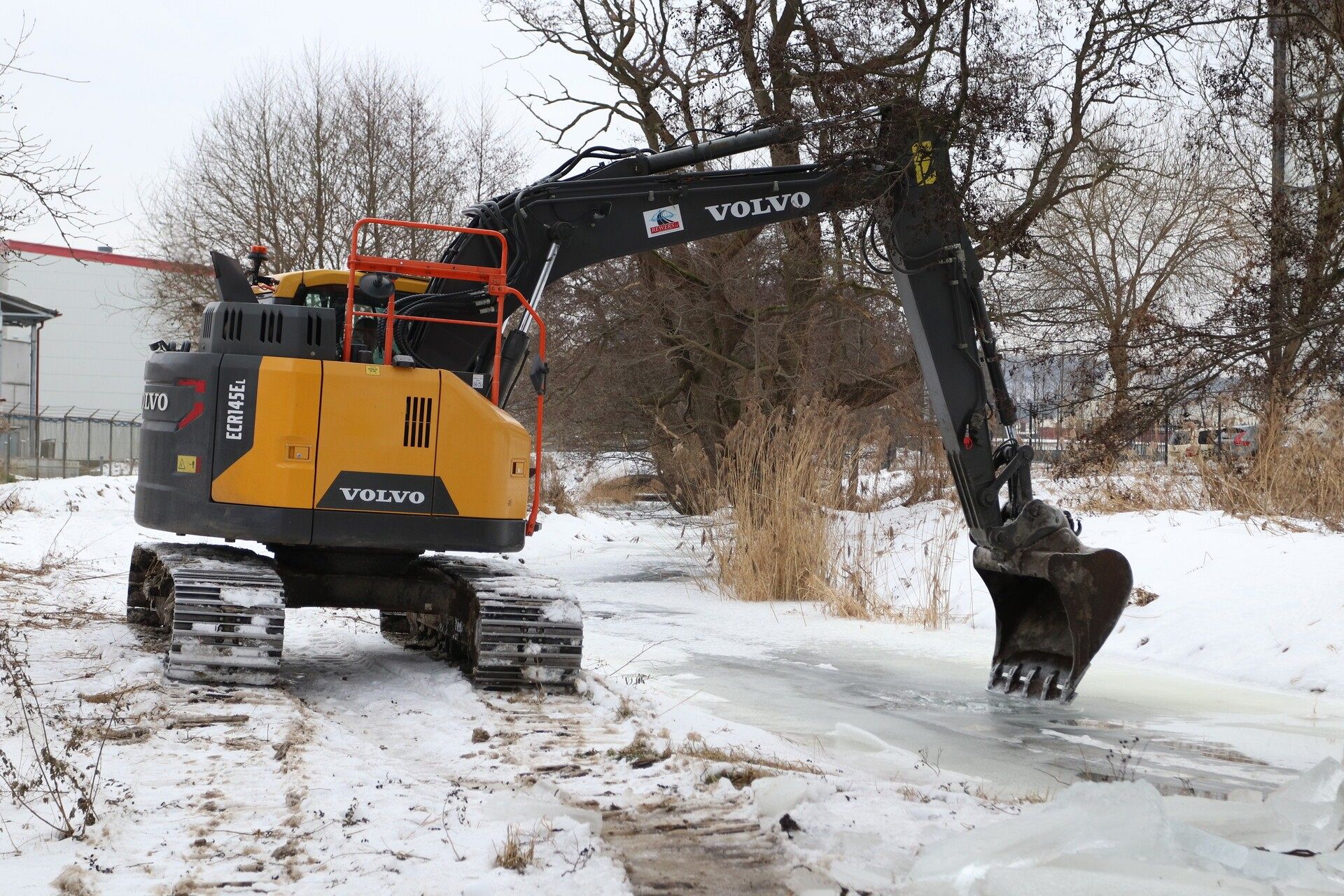 Koparki w akcji. Kruszenie grubego lodu na rzece