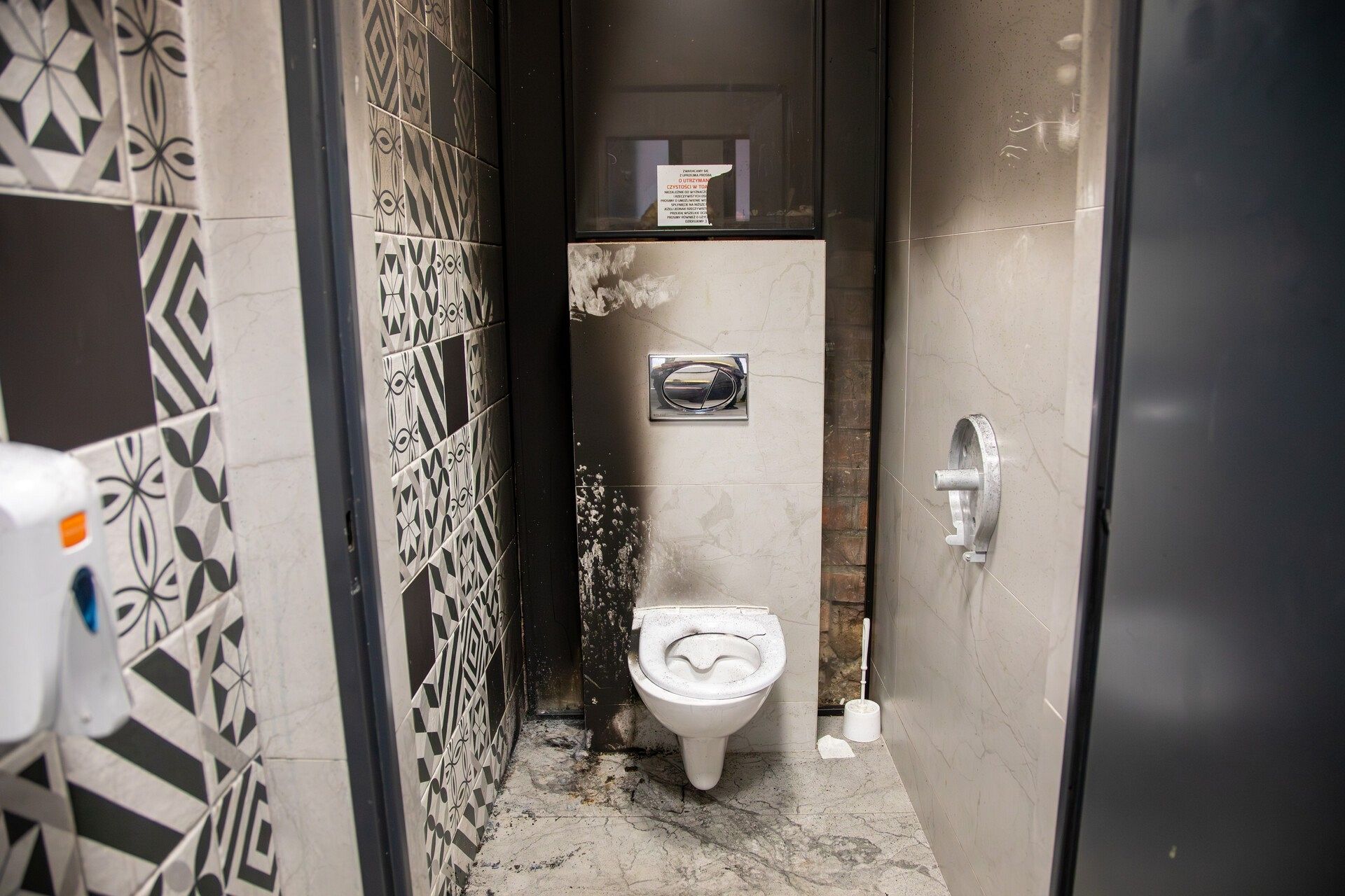 Pożar w publicznej toalecie – szybkie działania