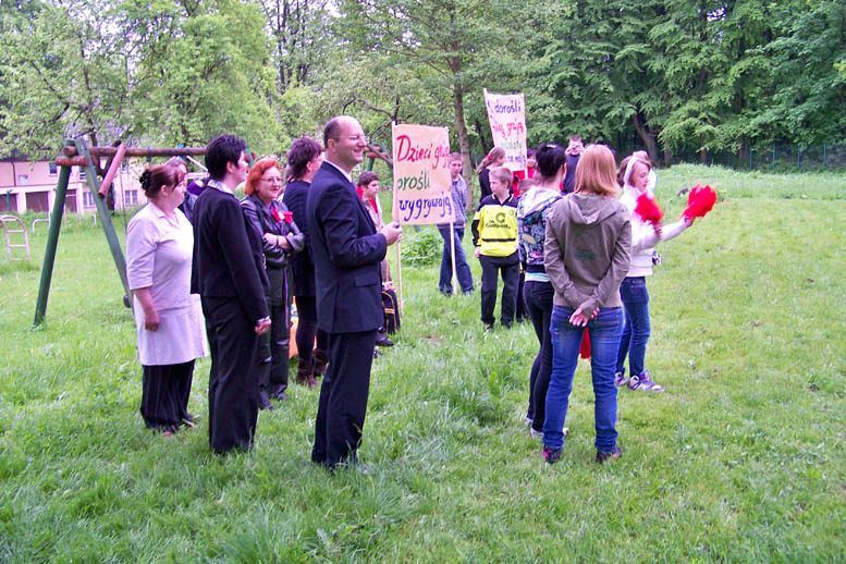 Burmistrz Lęborka odwiedził dzieci z lwem -