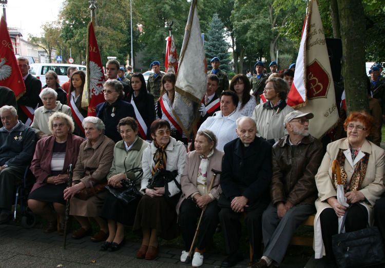 Dzień Sybiraka w Lęborku - wiązanki kwiatów,