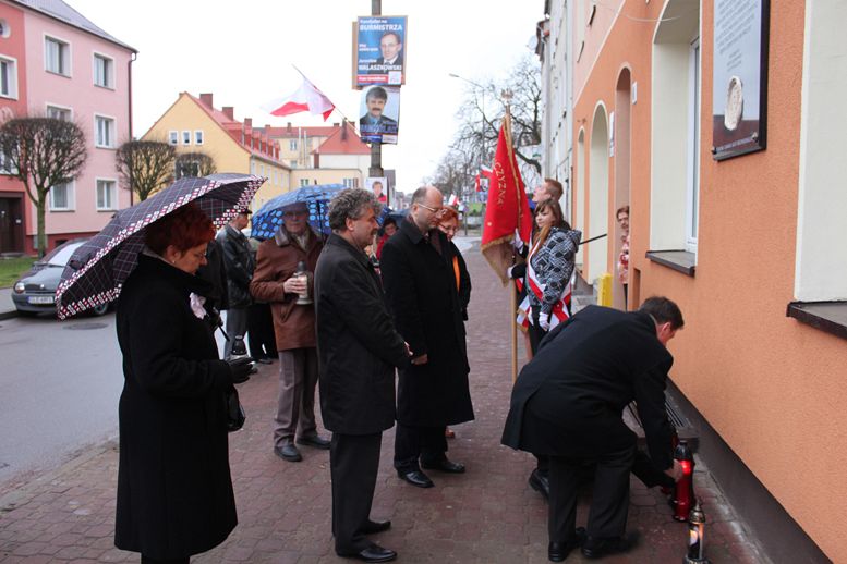 Święto Niepodległości - kwiaty, znicze i pieśni