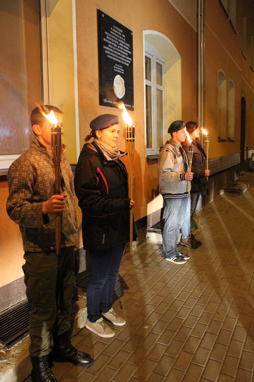 Kwiaty, znicze i pieśni patriotyczne na Święto